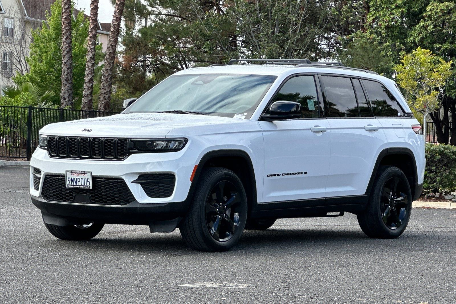 Used 2023 Jeep Grand Cherokee Altitude AWD/4WD image 7