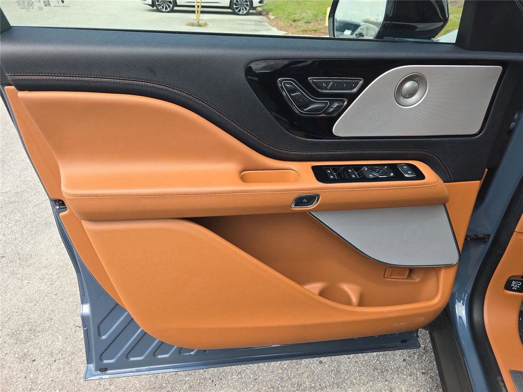 Used 2025 Lincoln Aviator Black Label image 16