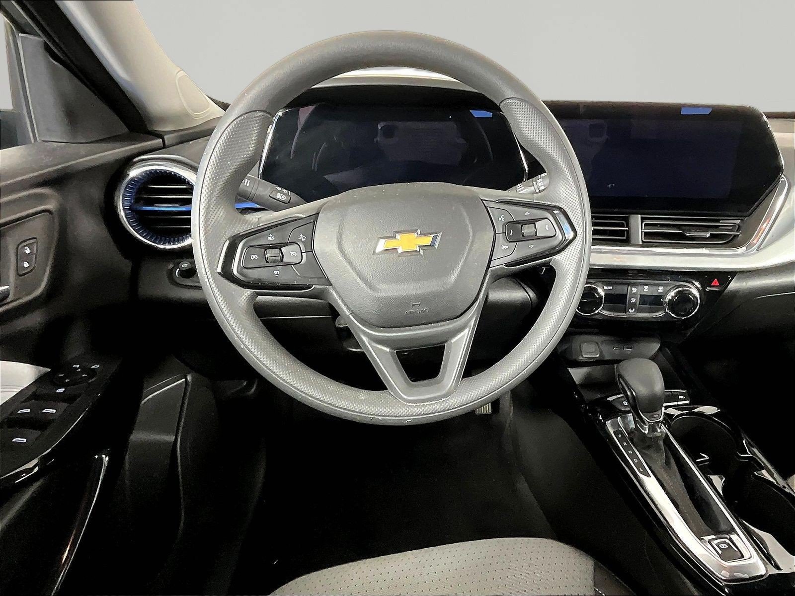 Used 2025 Chevrolet Trax LT FWD image 8