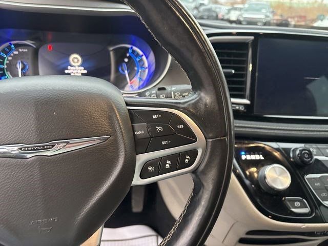 Used 2022 Chrysler Pacifica Touring-L w/ Uconnect Theater Family Group image 18