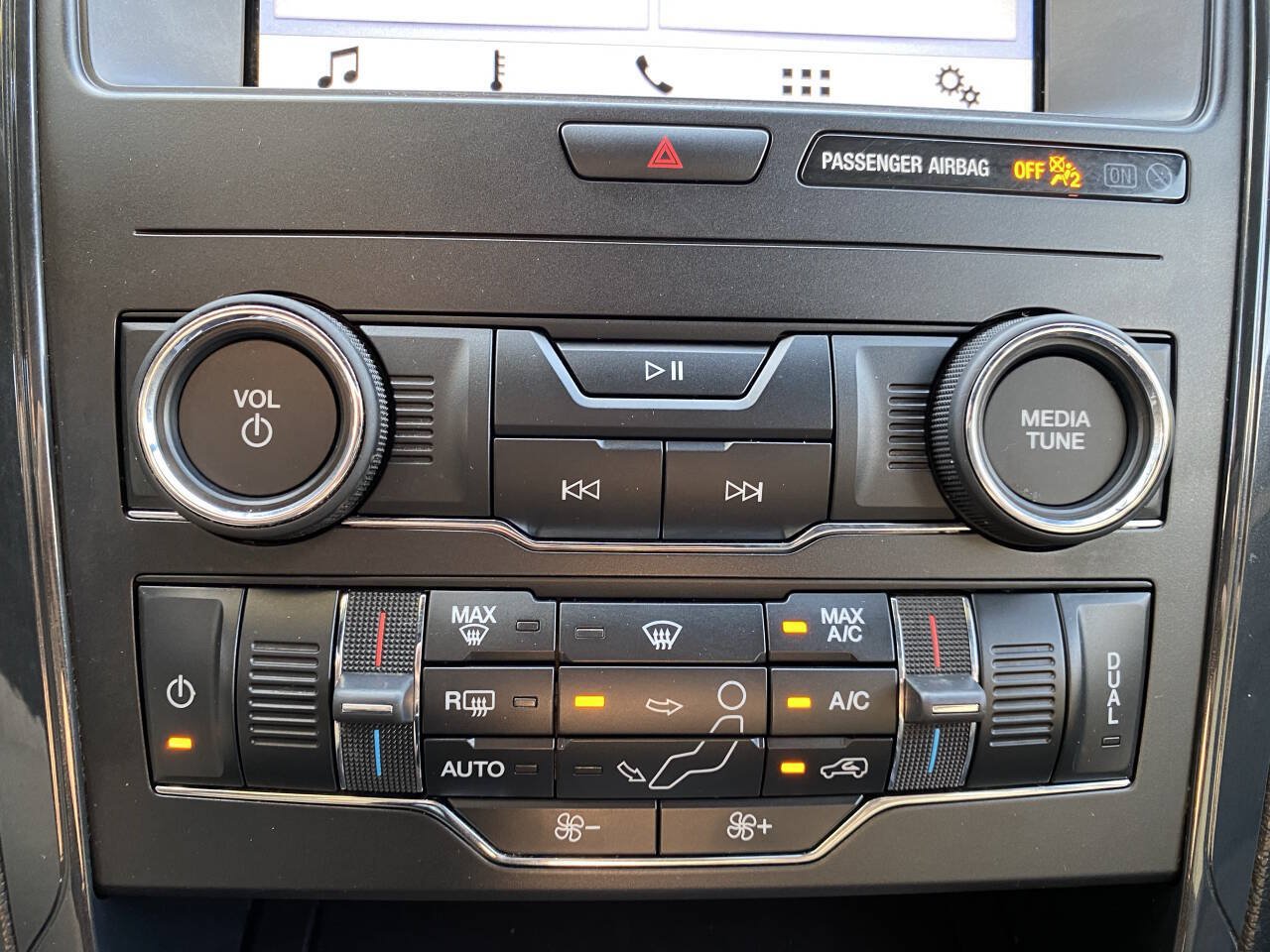 Used 2018 Ford Explorer XLT w/ Equipment Group 201A AWD/4WD image 31