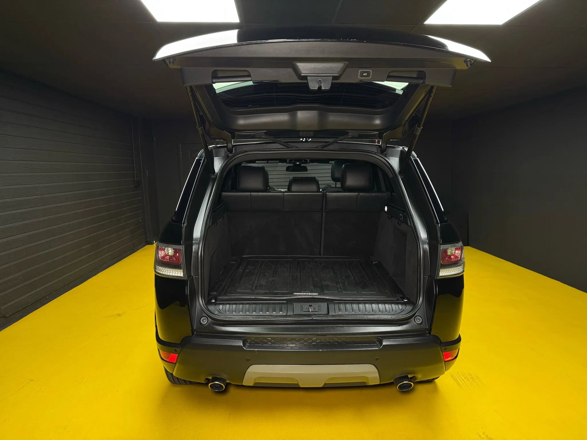 Used 2016 Land Rover Range Rover Sport SE image 14