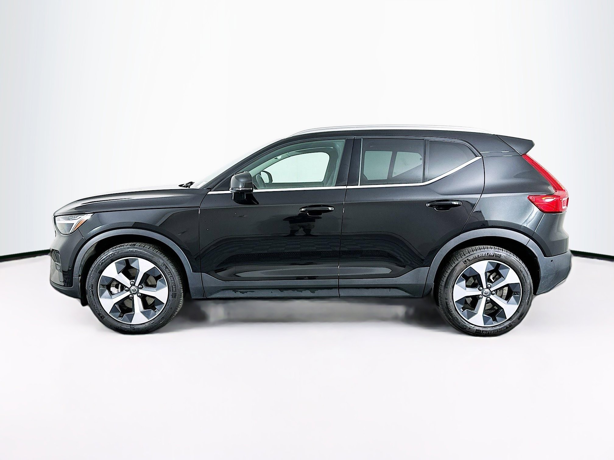 Used 2025 Volvo XC40 B5 Plus image 4