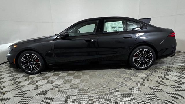 New 2026 BMW 550e xDrive w/ Premium Package image 4