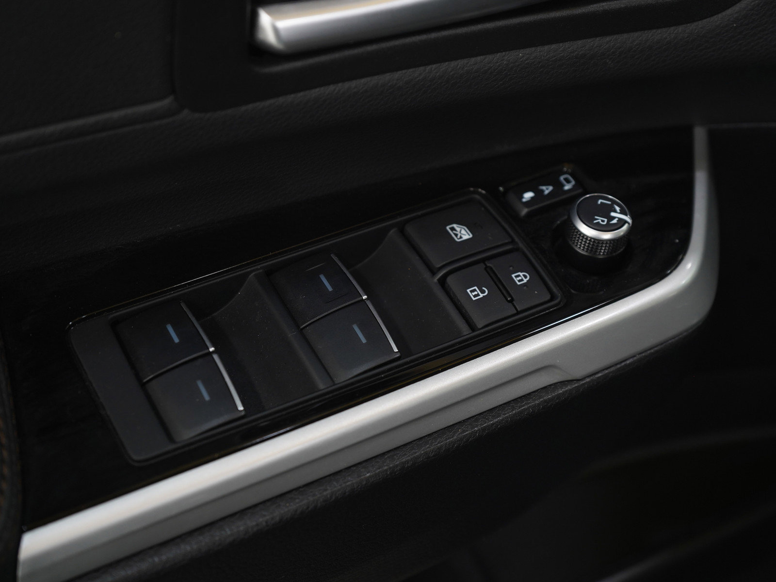 Used 2025 Toyota Sienna Limited image 24