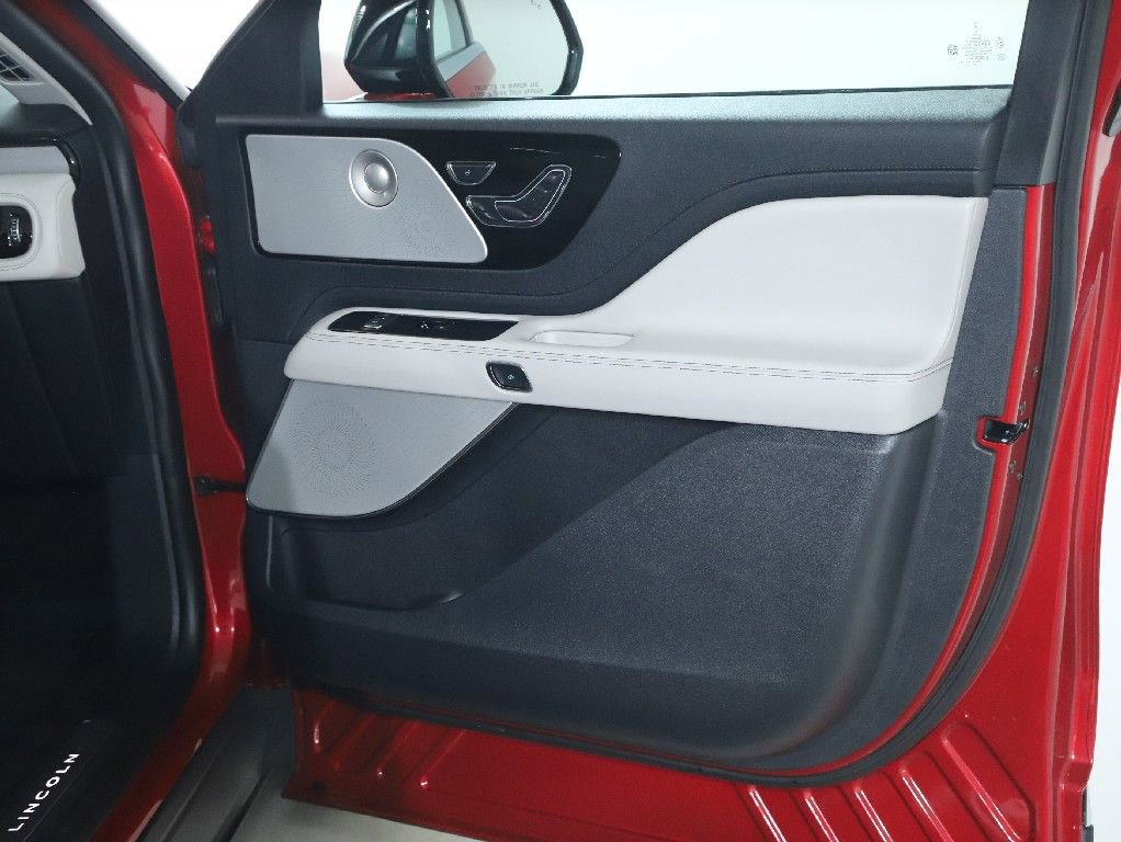 Certified 2025 Lincoln Aviator Reserve w/ Equipment Group 201A image 33