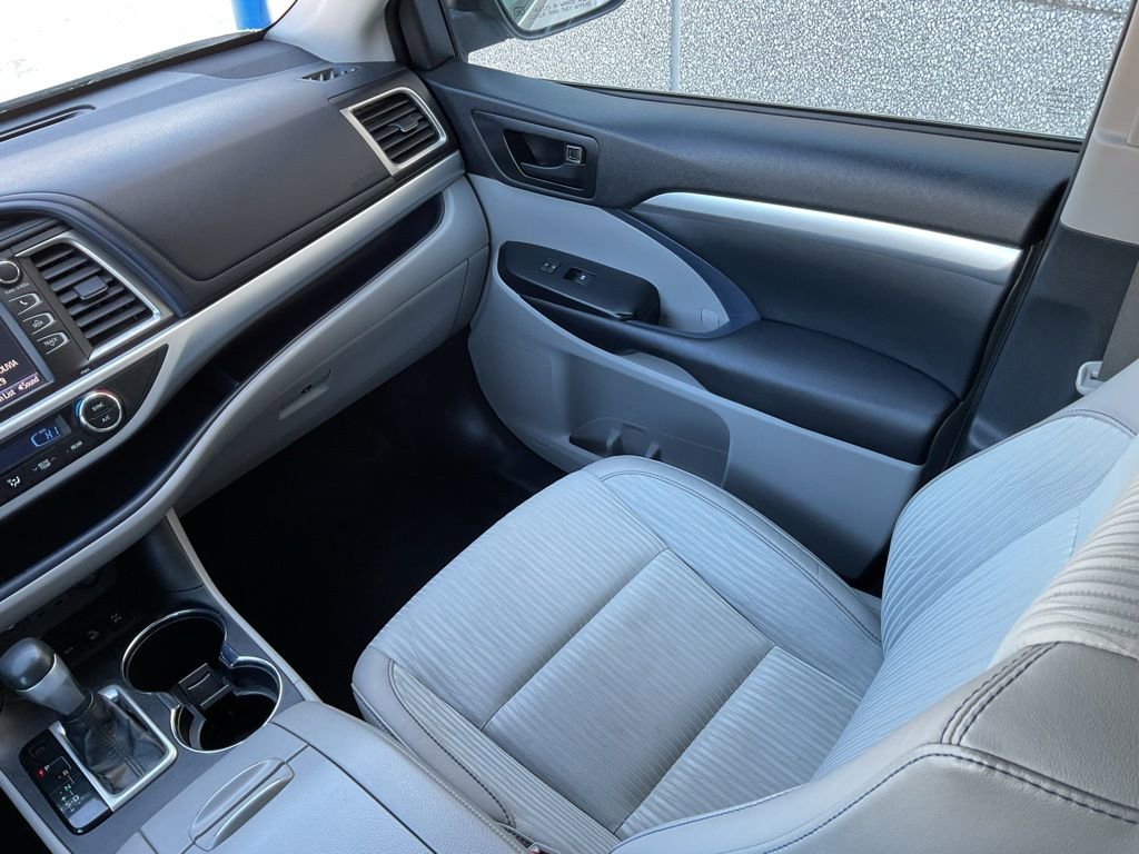 Used 2019 Toyota Highlander Plus AWD/4WD image 17