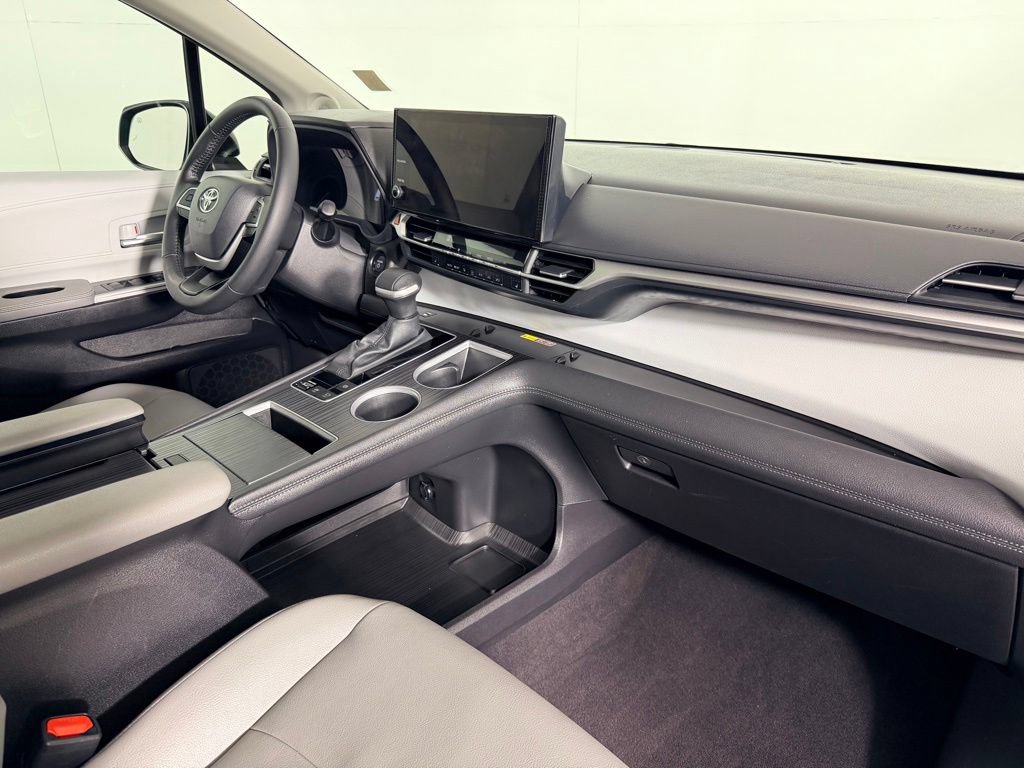 Used 2025 Toyota Sienna XLE w/ XLE Plus Package FWD image 29