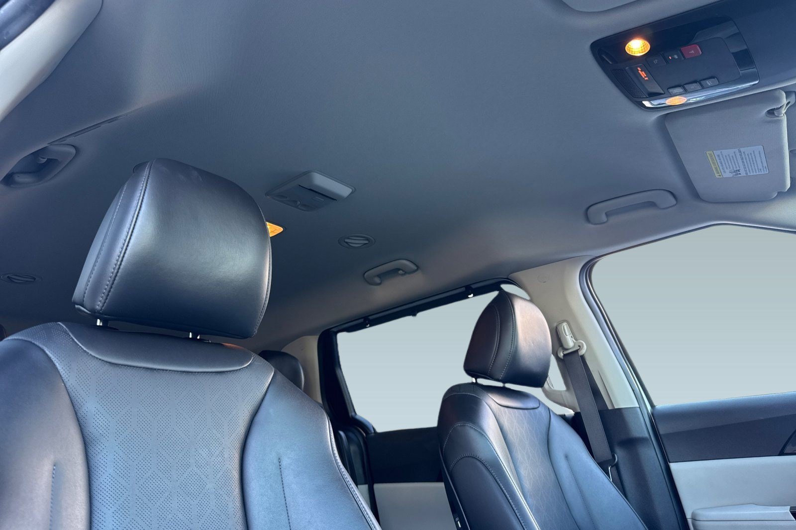 Used 2024 Kia Carnival EX FWD image 25