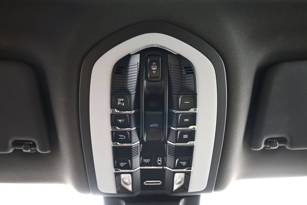Certified 2023 Porsche Macan AWD/4WD image 26