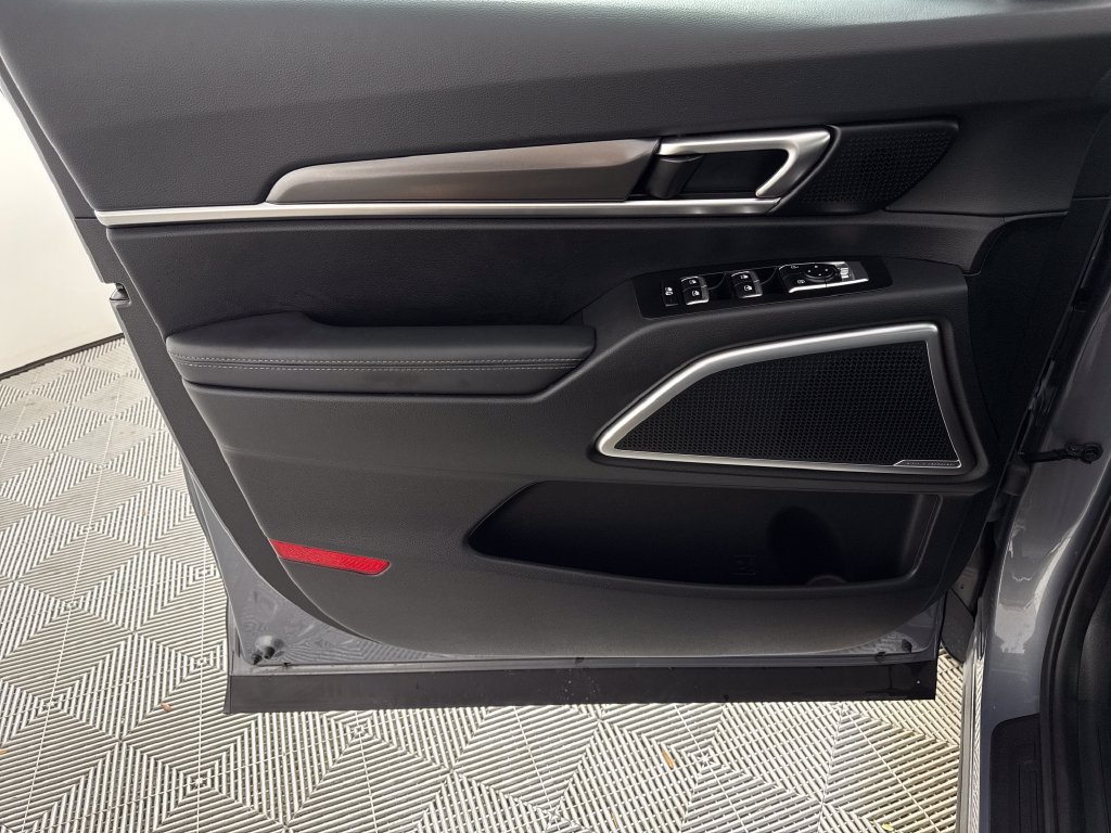 Used 2025 Kia Telluride LX FWD image 10