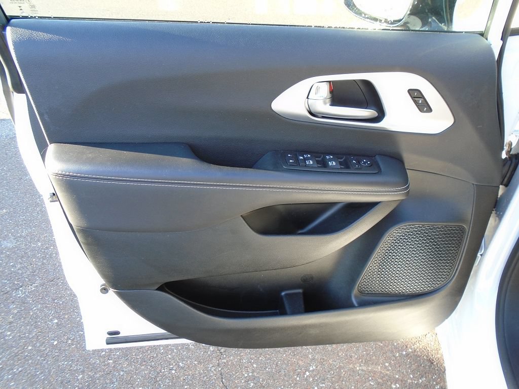 Used 2026 Chrysler Pacifica Limited w/ S Appearance Package FWD image 5