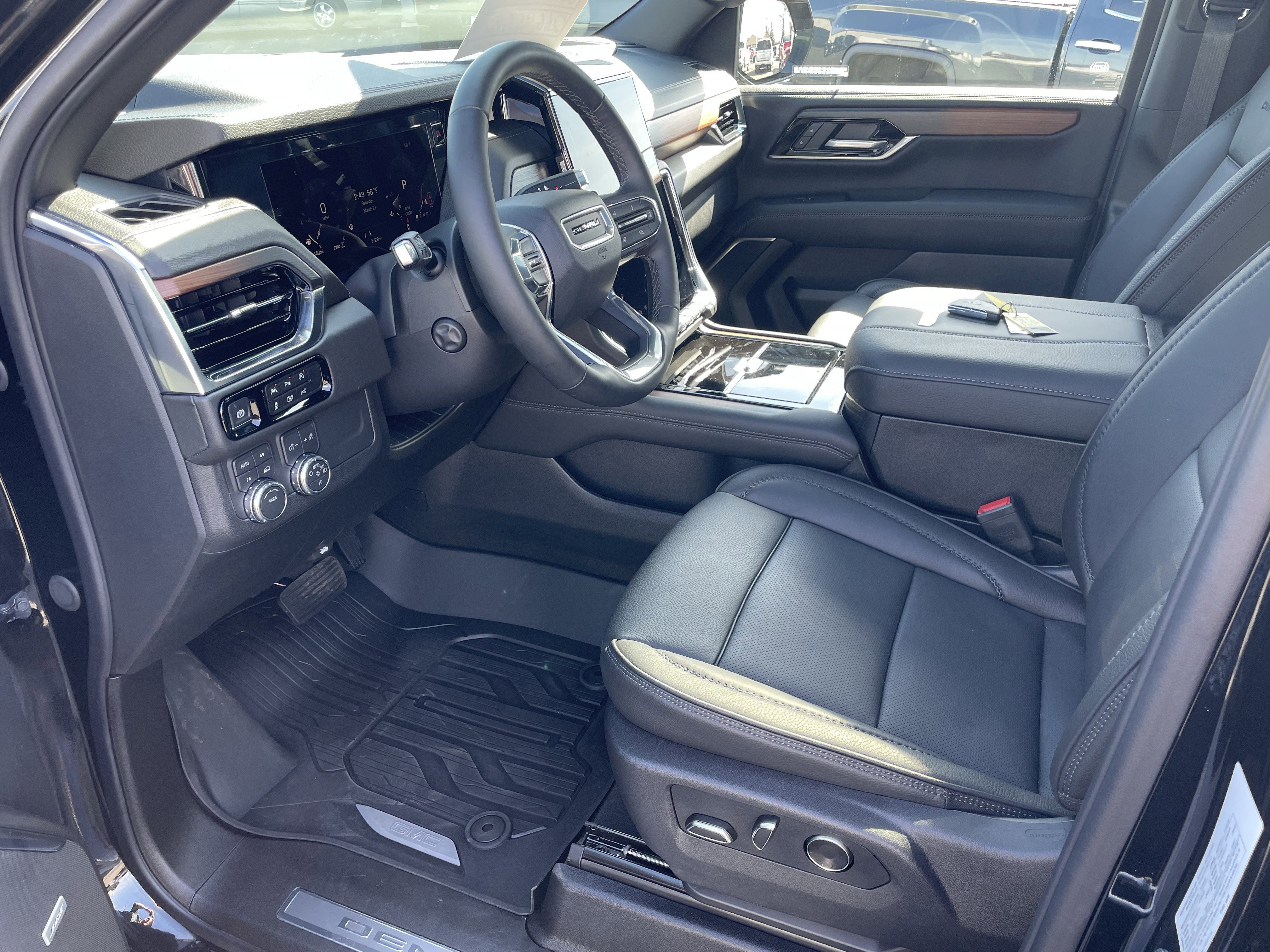 Used 2026 GMC Yukon Denali w/ Sun & Power Step Package image 9