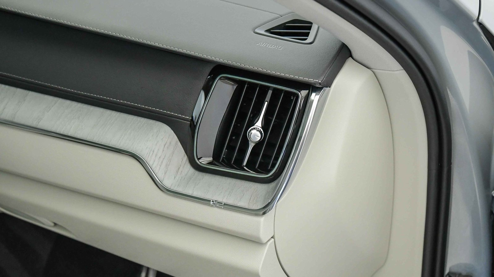 Certified 2025 Volvo XC60 B5 Ultra w/ Protection Package Premier image 17