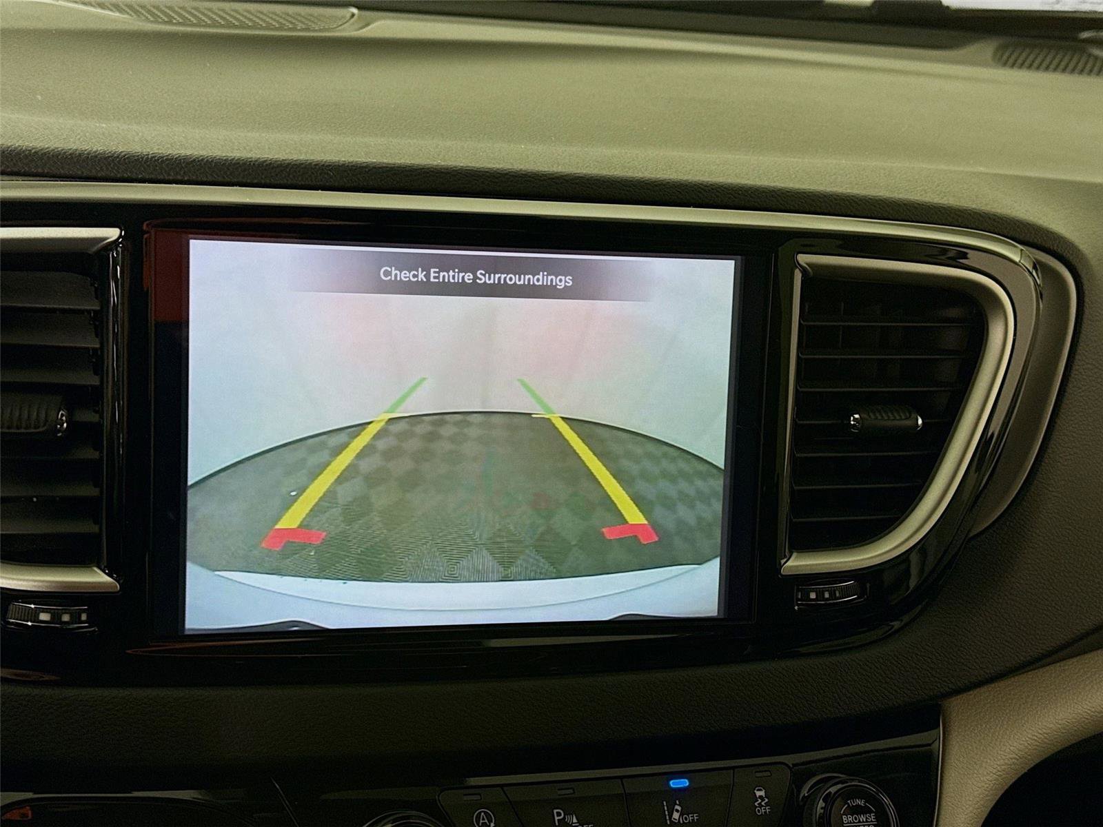 Used 2023 Chrysler Pacifica Touring-L image 7