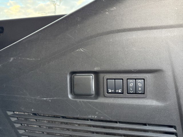 Used 2025 GMC Yukon XL Denali image 19