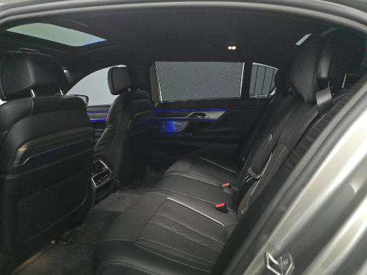 Used 2020 BMW M760i xDrive image 9