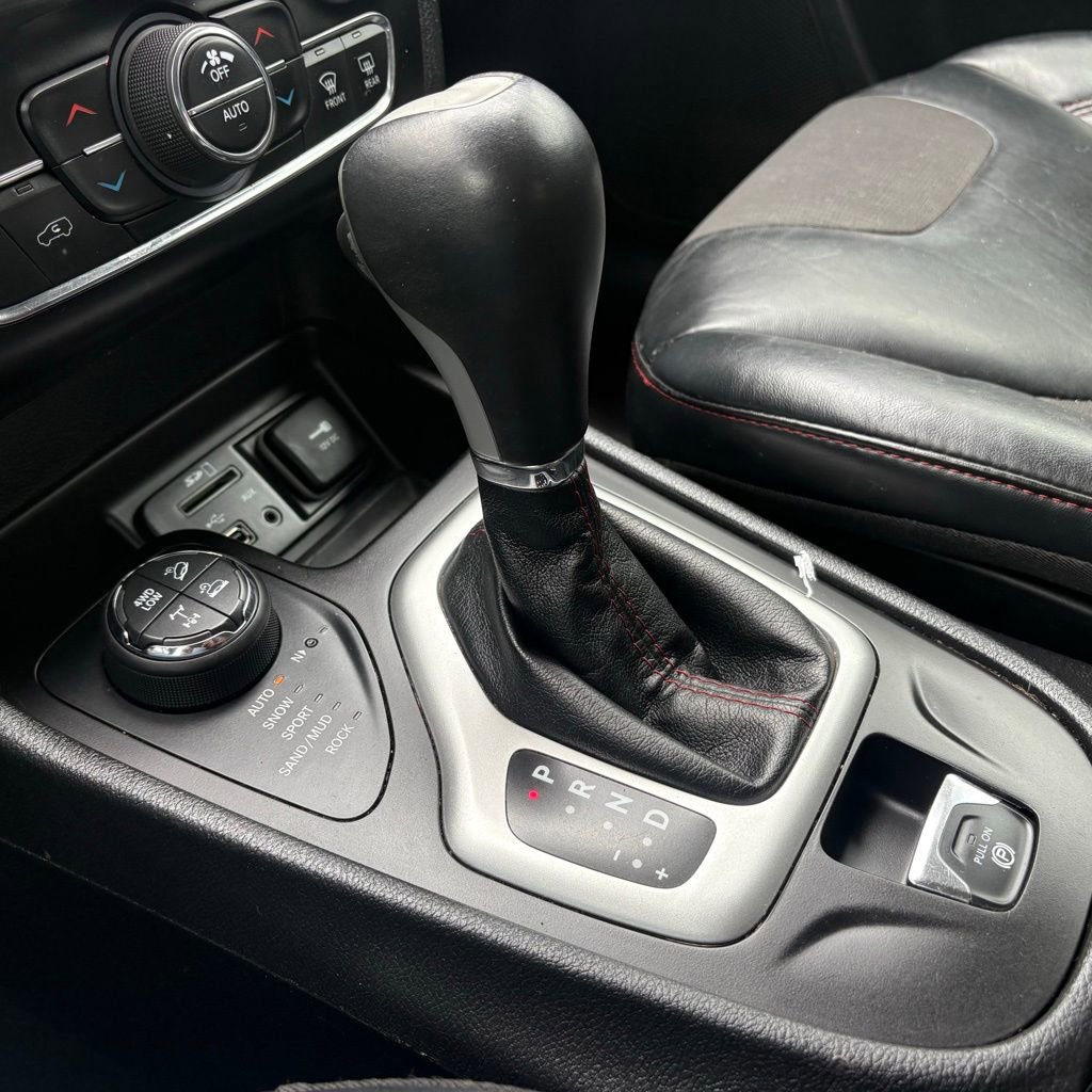 Used 2017 Jeep Cherokee Trailhawk w/ Comfort/Convenience Group AWD/4WD image 24