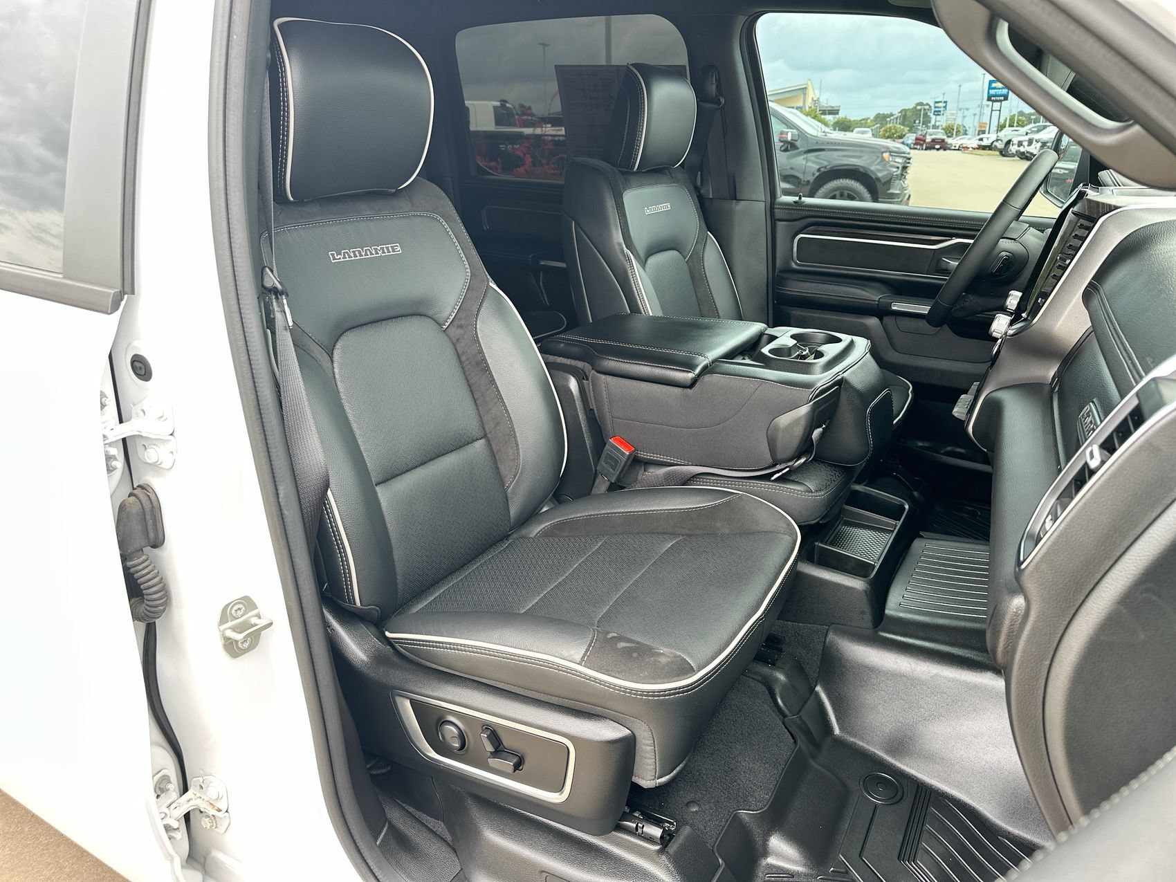 Used 2025 RAM 1500 Laramie AWD/4WD image 22