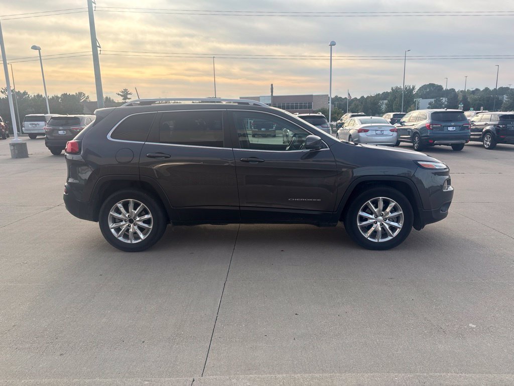 Used 2017 Jeep Cherokee Limited AWD/4WD image 4