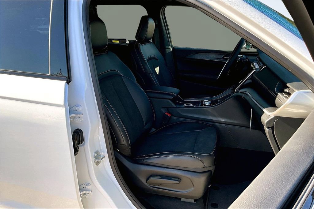 New 2025 Jeep Grand Cherokee Altitude image 8