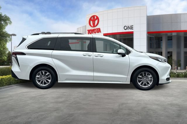 Certified 2026 Toyota Sienna XLE FWD image 3