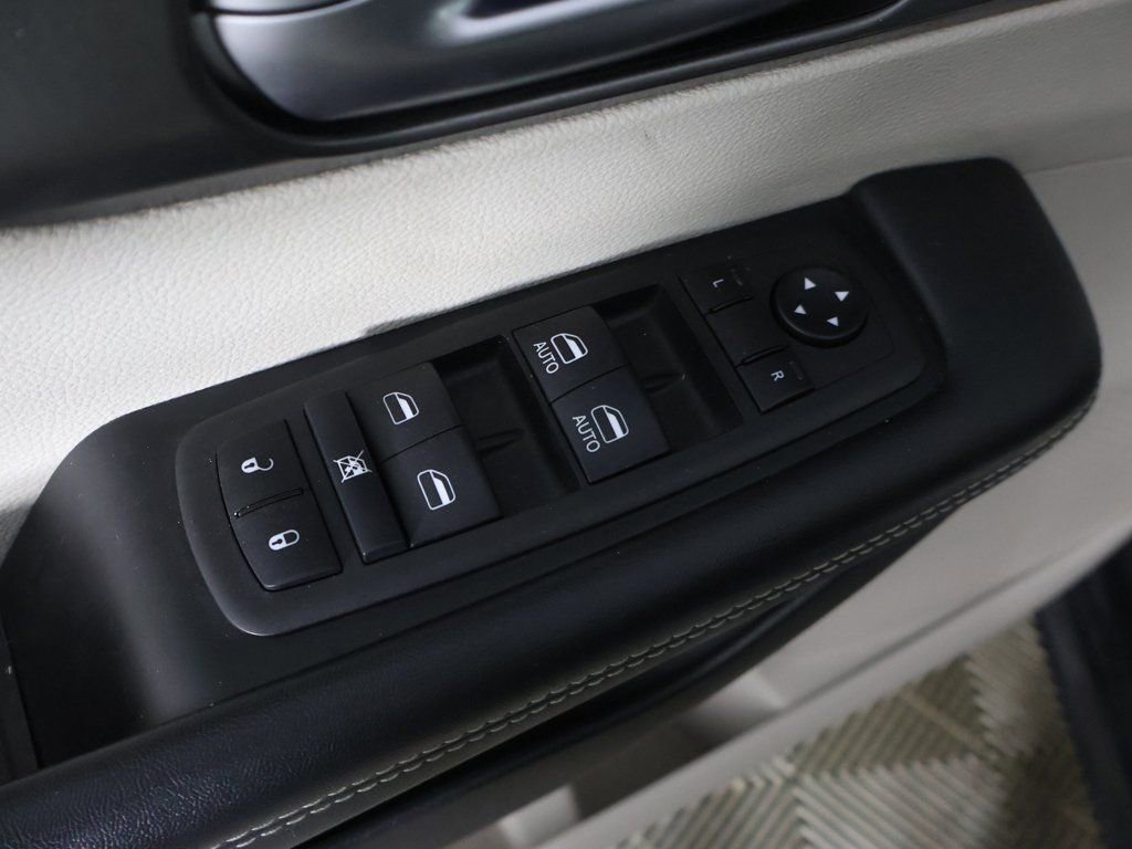 Used 2023 Chrysler Pacifica Touring-L image 34
