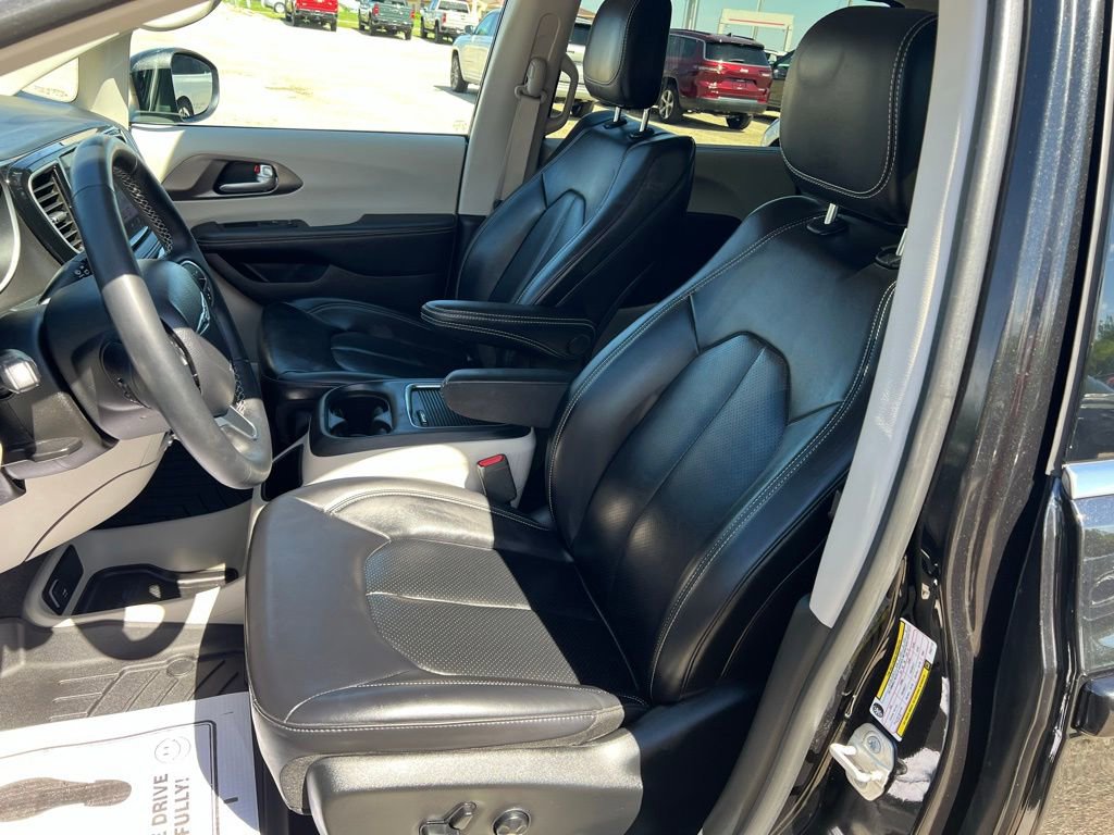 Used 2023 Chrysler Pacifica Touring-L FWD image 28