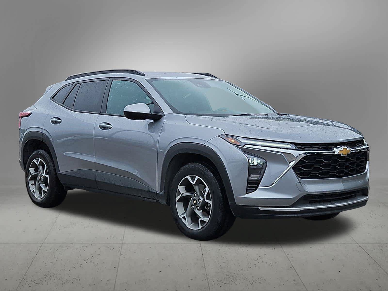 Used 2025 Chevrolet Trax LT FWD image 8