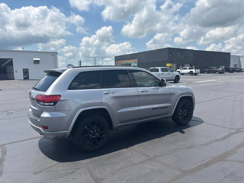 Used 2018 Jeep Grand Cherokee Altitude AWD/4WD image 10