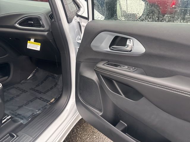 New 2026 Chrysler Pacifica Limited image 12