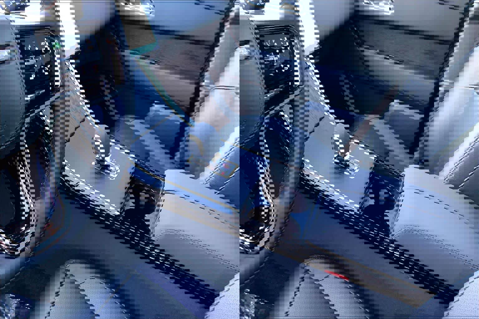 Certified 2026 Land Rover Range Rover Velar Dynamic SE image 16