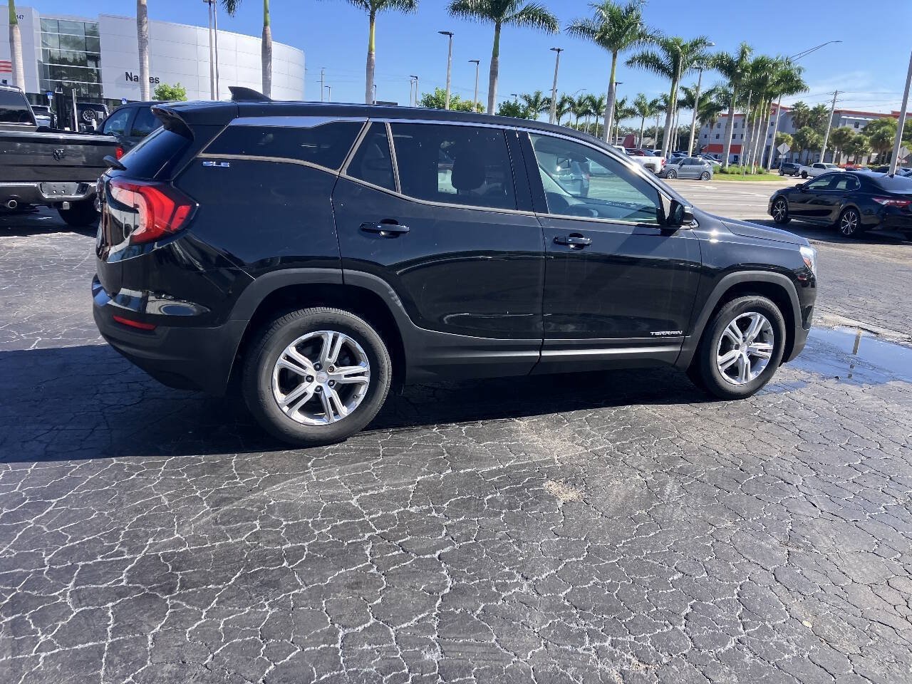 Used 2018 GMC Terrain SLE FWD image 2