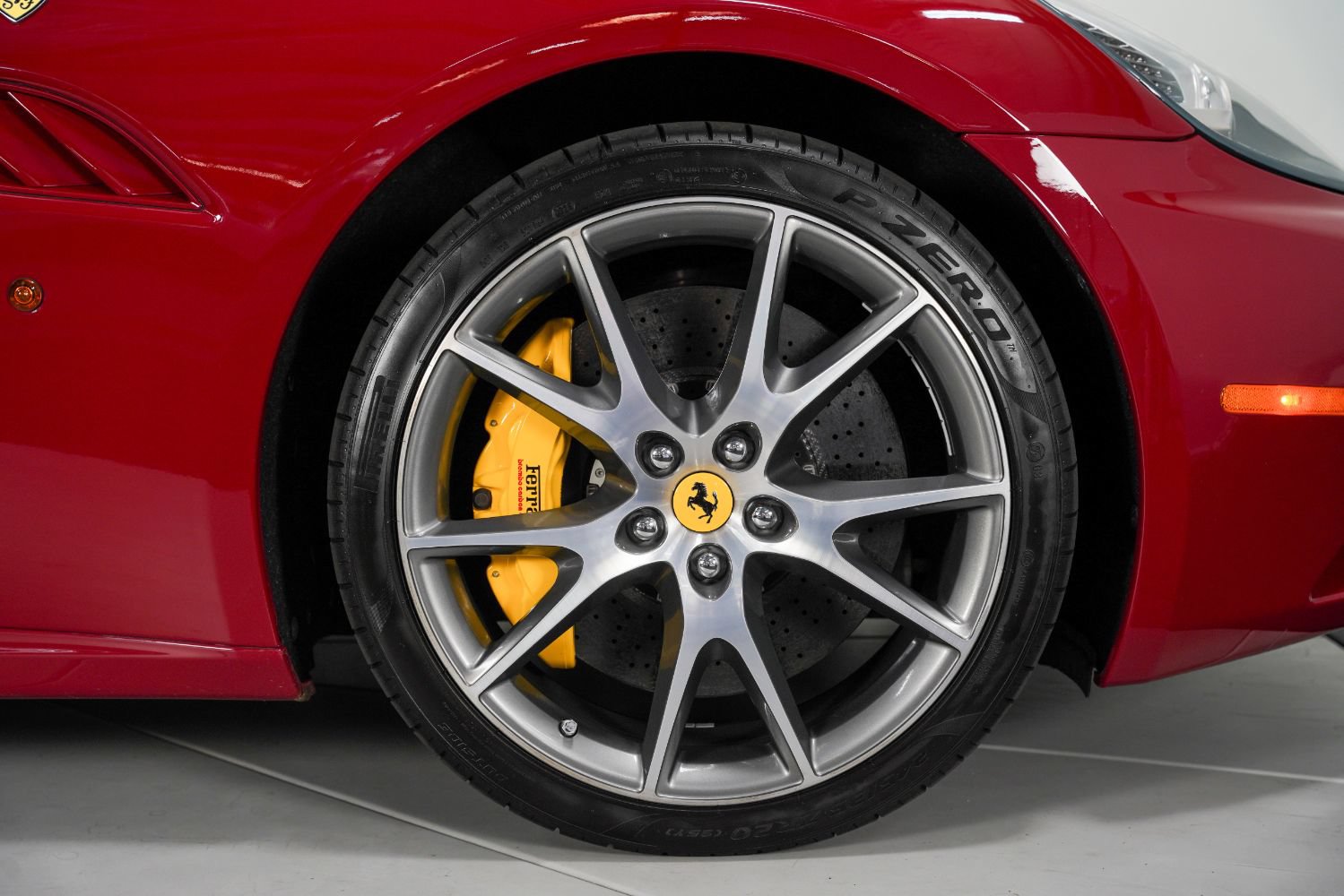 Used 2010 Ferrari California RWD image 25