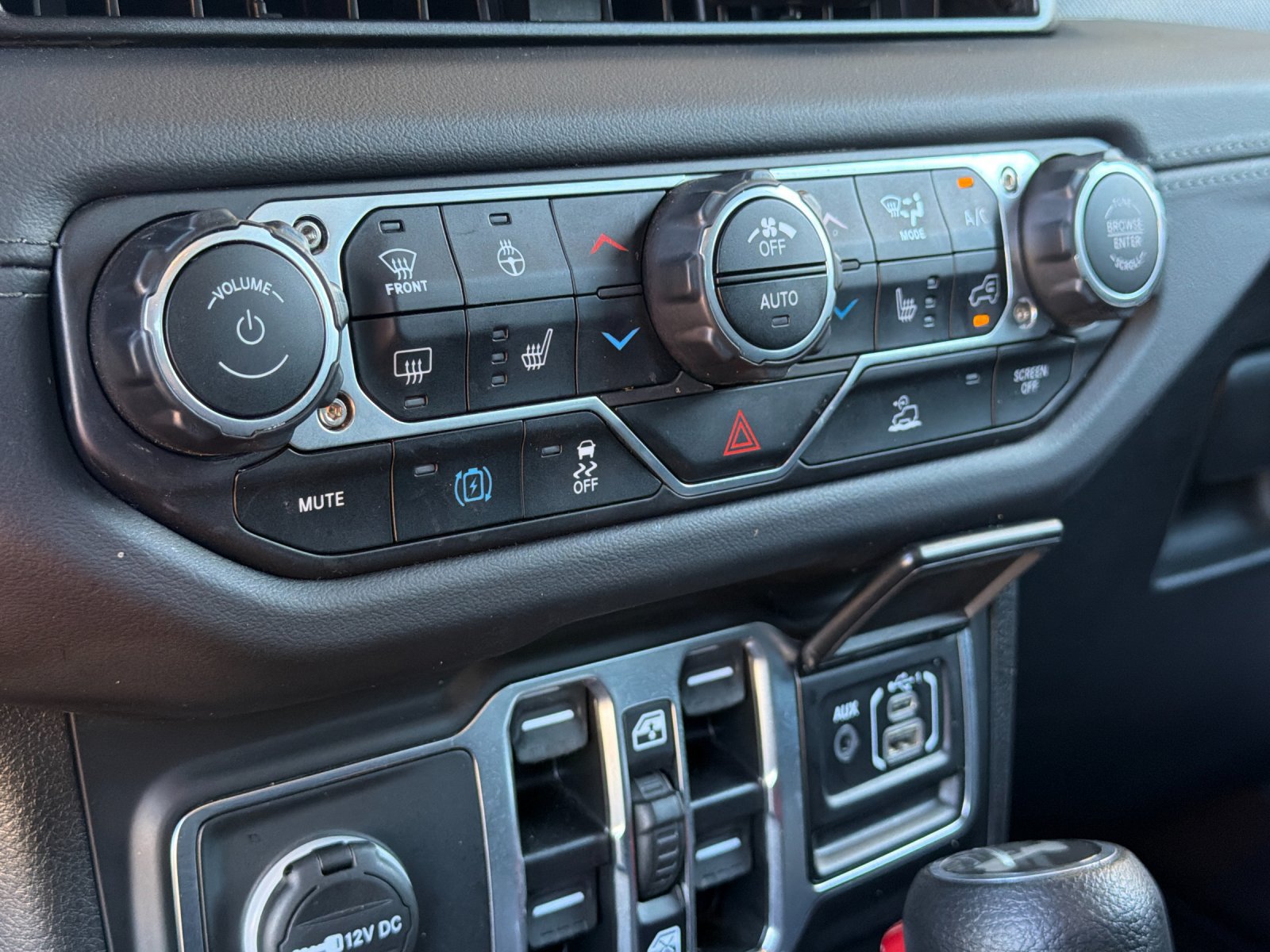 Used 2024 Jeep Wrangler Unlimited Sahara AWD/4WD image 19