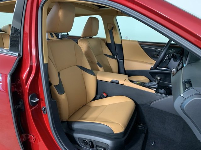 Used 2025 Lexus ES 300h 300h w/ Premium Package image 40