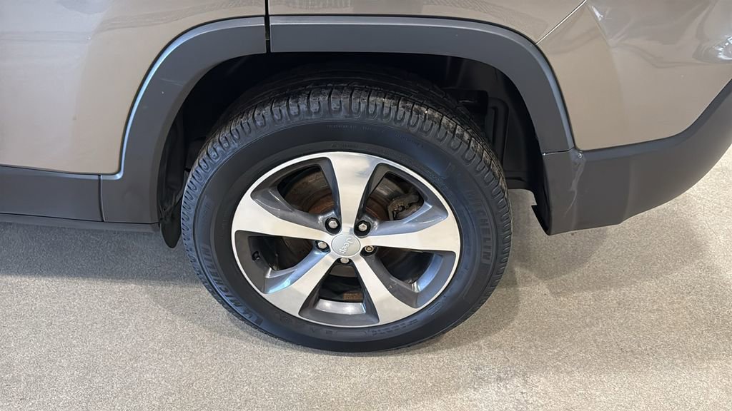Used 2019 Jeep Cherokee Limited image 10