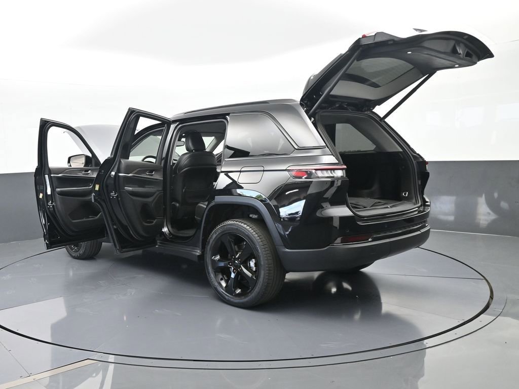 Used 2023 Jeep Grand Cherokee Limited w/ Black Appearance Package image 78