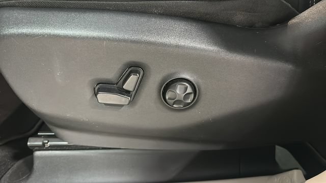 Used 2024 Chrysler Pacifica Touring-L FWD image 9