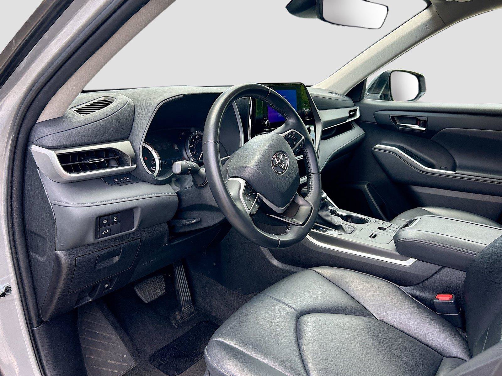 Used 2024 Toyota Highlander XLE FWD image 27