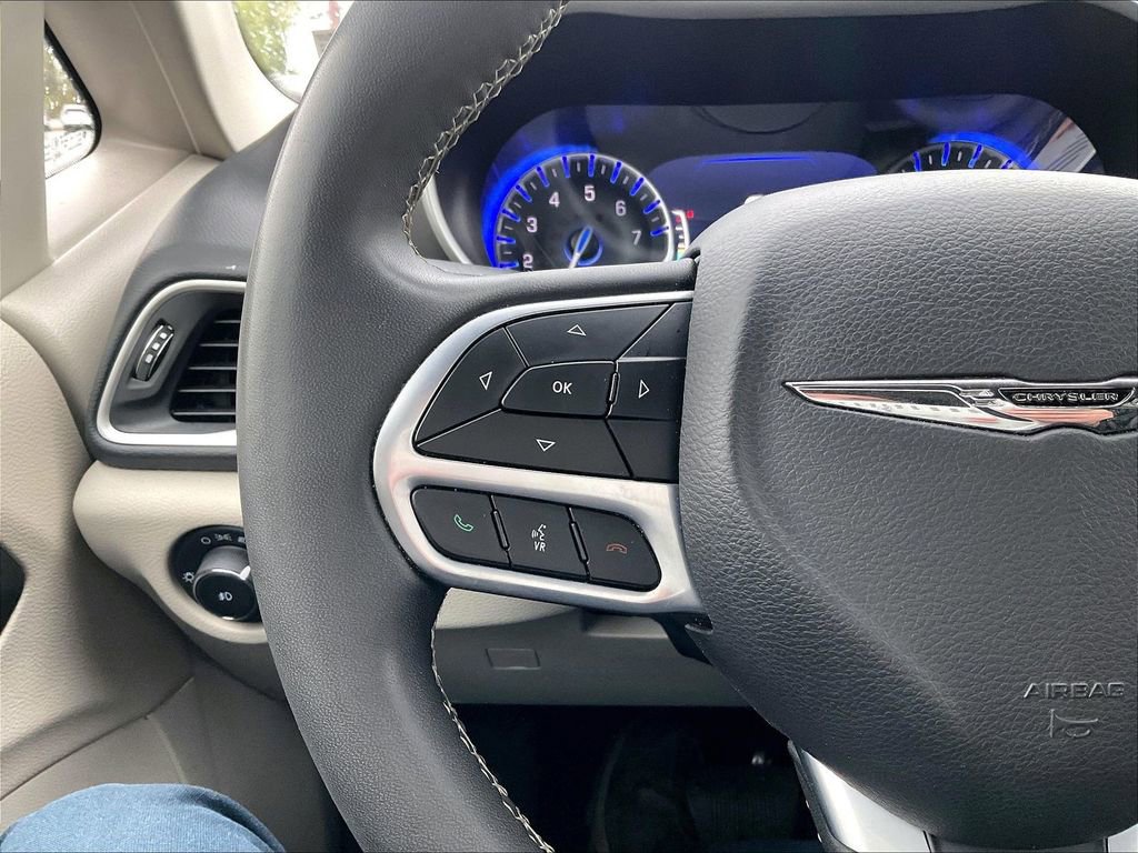 Used 2023 Chrysler Pacifica Touring-L FWD image 24
