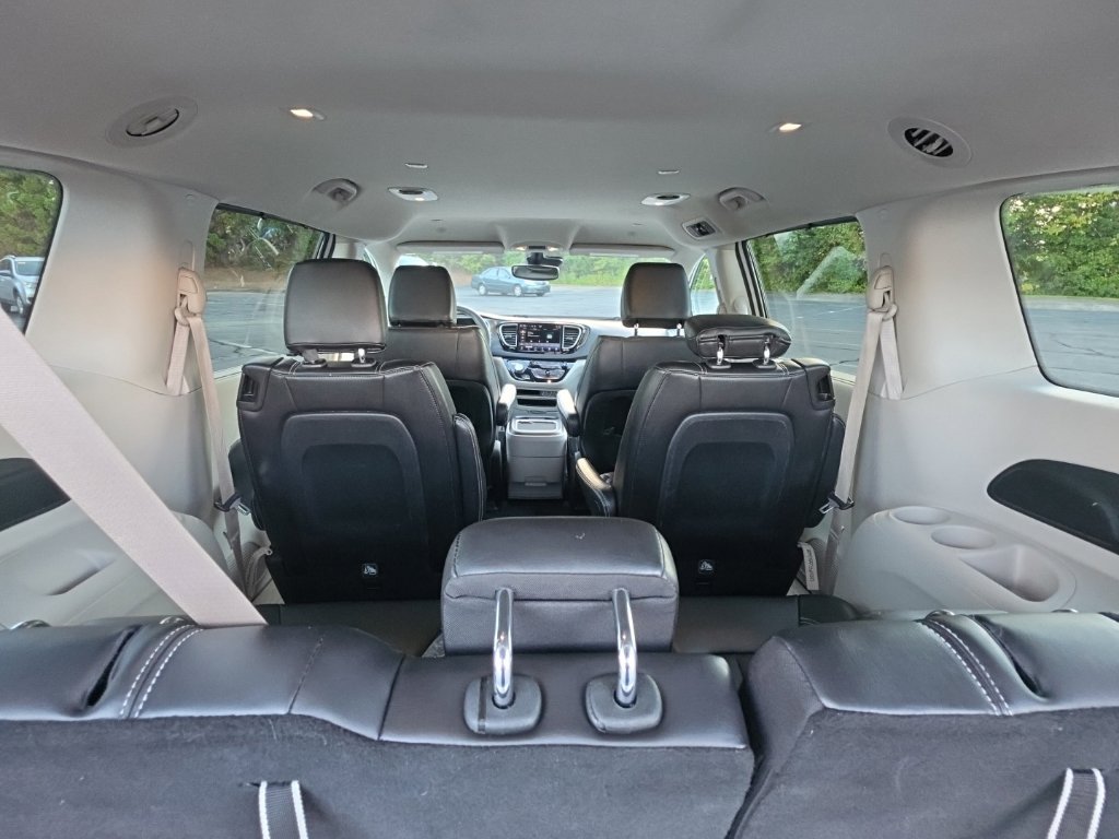 Used 2024 Chrysler Pacifica Touring-L FWD image 13