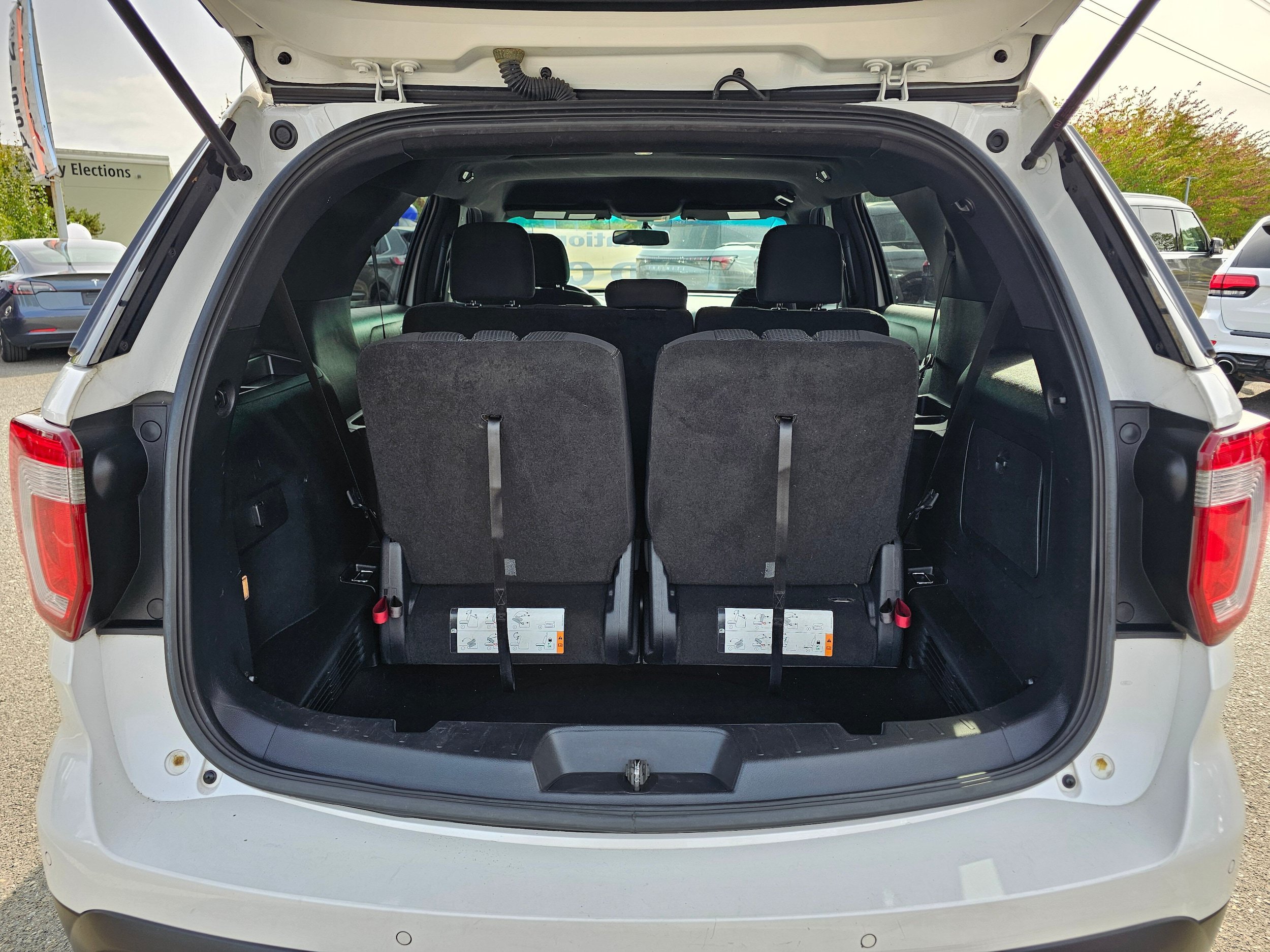Used 2016 Ford Explorer XLT w/ Equipment Group 201A AWD/4WD image 17