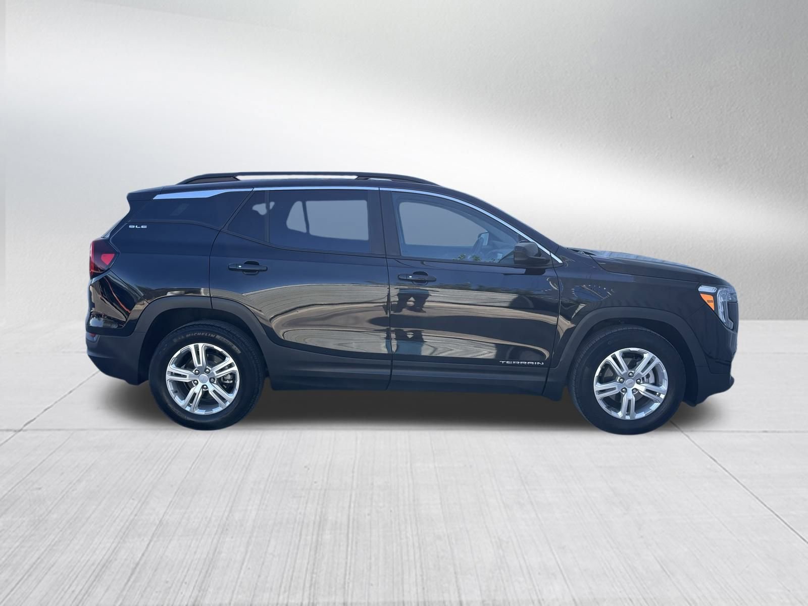 Used 2022 GMC Terrain SLE w/ Driver Convenience Package image 5