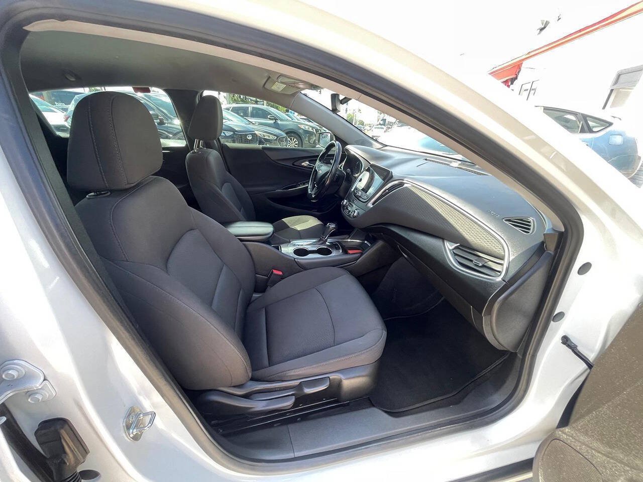 Used 2018 Chevrolet Malibu LT FWD image 17
