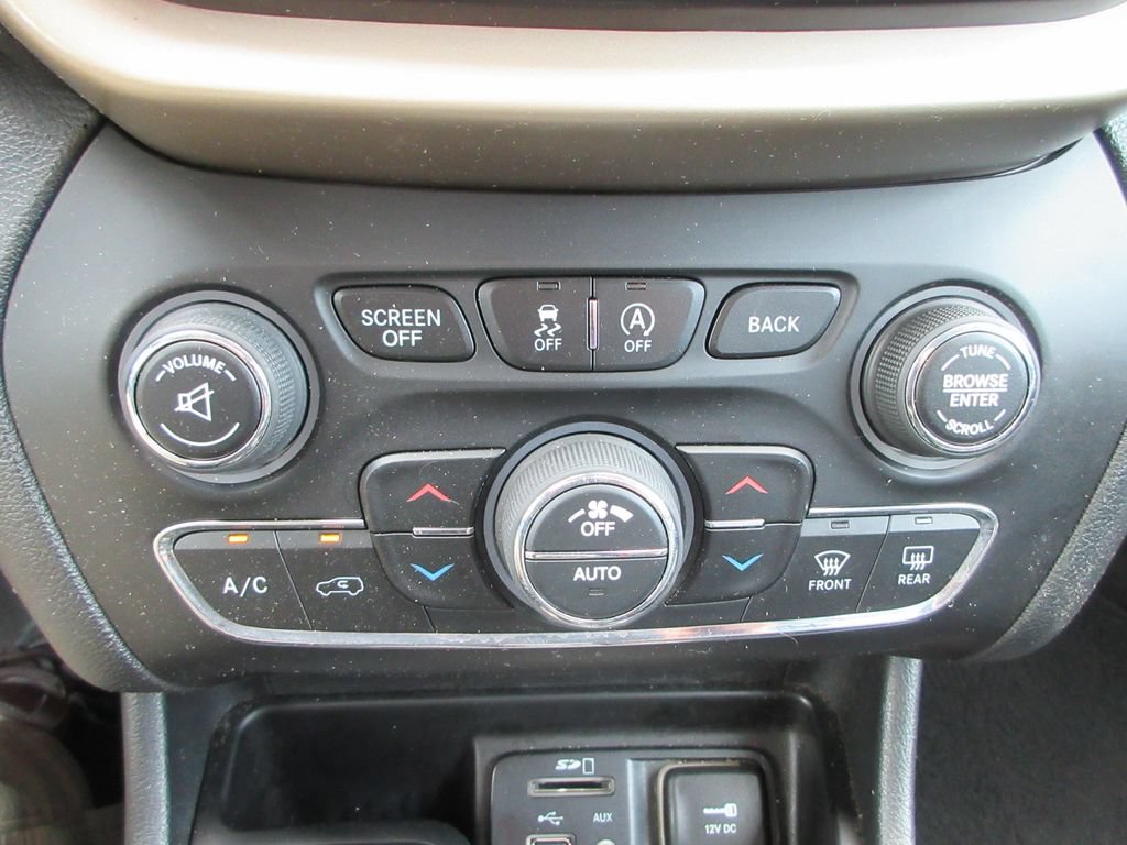 Used 2016 Jeep Cherokee Limited AWD/4WD image 30