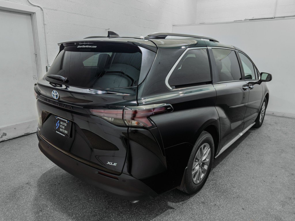 Used 2025 Toyota Sienna XLE AWD/4WD image 8