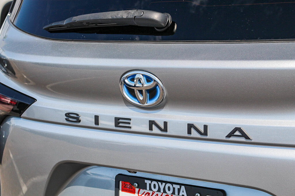 Certified 2023 Toyota Sienna XLE FWD image 30