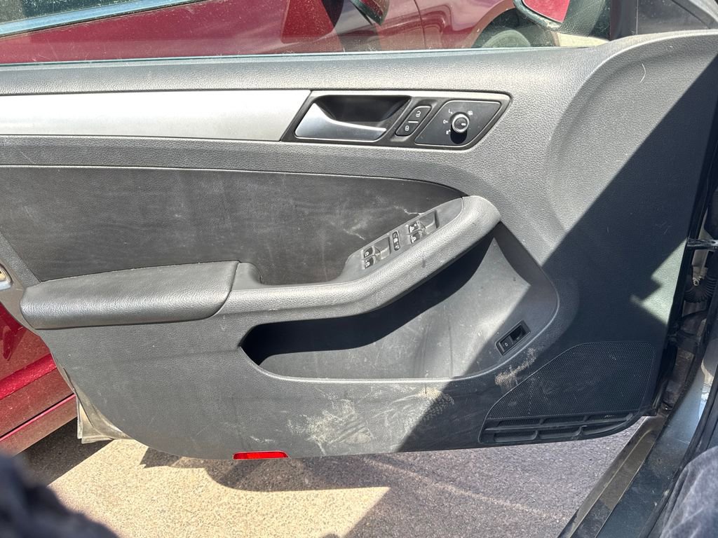 Used 2013 Volkswagen Jetta SE FWD image 3