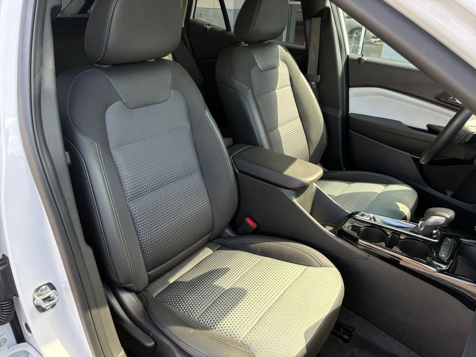 Used 2025 Chevrolet Trax LT image 36